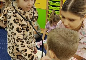 Ala bada Jasia stetoskopem.