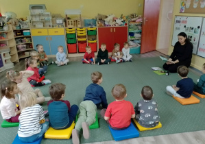 Bratki słuchają czytanej książeczki