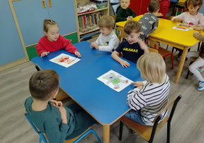 dzieci układają misiowe puzzle