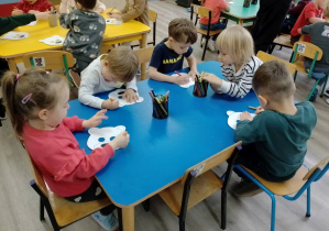 dzieci kolorują maski