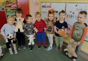 chłopcy ze swoimi misiami