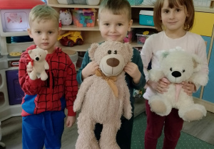 Staś, Wituś i Laura z misiami