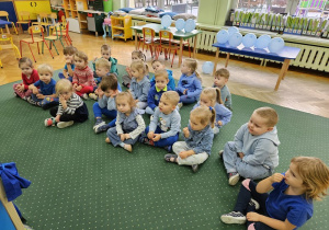 Pszczółki oczekujące na teatrzyk o kredkach.