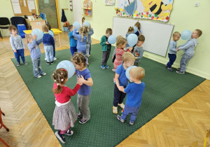 Taniec w parach z balonem.