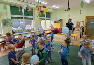 Zabawa z balonami.