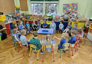 Zabawa w wyszukiwanie obrazków w niebieskiej wodzie.