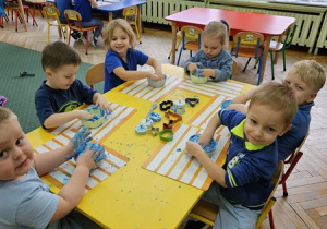 Zabawa sensoryczna z masą smerfową.