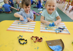 Świetna zabawa sensoryczna.