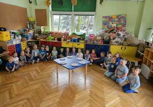 Pszczółki czekają na ćwiczenia sprawdzające ich siłę w dmuchaniu świeczek.