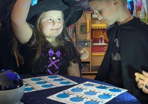 "Kim będę w przyszłości?" - zabawy z latarką