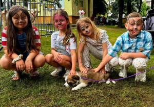 dzieci głaszczą szczenaczka