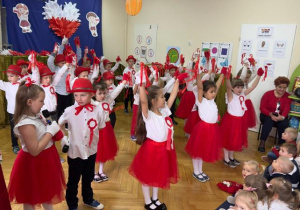 ilustrujemy piosenki patriotyczne ruchem