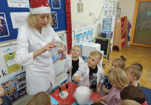 Przedszkolaki zainteresowane doświadczeniem