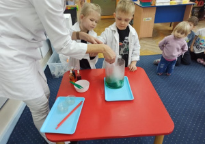 Dodawany jest suchy lód