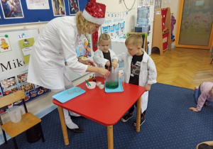 Laura i Olek mieszają barwniki