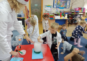 Olek łapie dym ręką