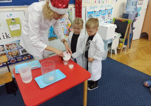 Pani szczypcami wyjmuje suchy lód