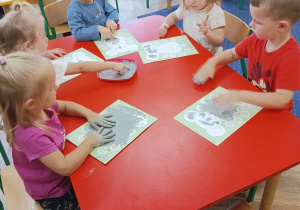 Żabki malują farbami.