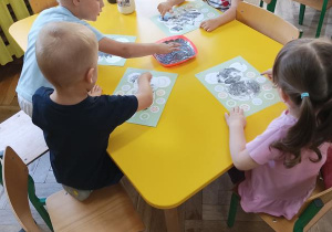 Przedszkolaki przy pracy.