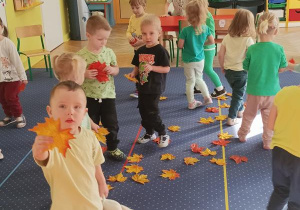 Zbieranie kolorowych liści.