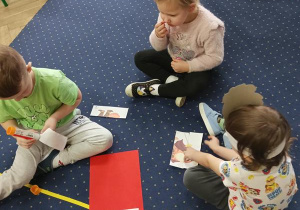 Marcel przykleja element Kota w Butach.