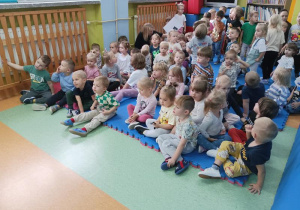 Zabki z zainteresowaniem słuchają.