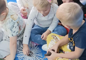 Maluchy poznają atrybuty kominiarza.