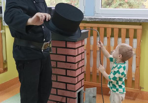 Bruno sprawdza jak się czyści komin.