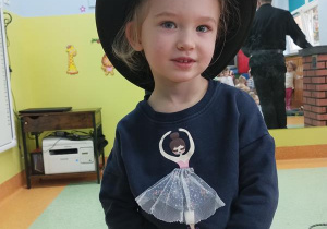 Marcelinka pozuje w kapeluszu.