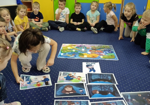 Zuzia układa historyjkę obrazkową.