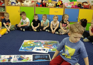 Mark układa historyjkę obrazkową.