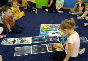 Nadia układa historyjkę obrazkową.