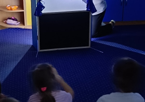 Teatr cieni w wykonaniu nauczycielki.