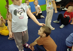 Zabawa "Wystraszony kotek".