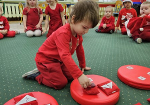 Leon odkrywa i nazywa czerwony przedmiot.