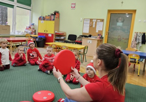 Ciocia Karolina pokazuje obrazki przedmiotów w kolorze czerwonym.