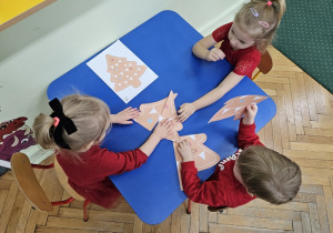 Układanie świątecznych obrazków z puzzli.