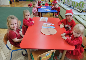 Zadanie wykonane przy czerwonym stole.