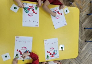 Stemplowanie obrazka farbami.