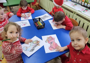 Kolorowanie skarpet na prezenty od Św. Mikołaja.