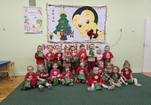 Pszczółki z upominkami z okazji Mikołajek.