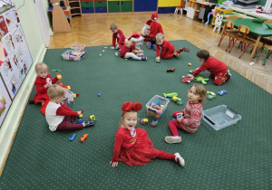 Mikołajkowe zabawy na dywanie.