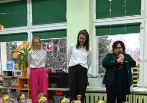 Pani Dyrektor Aneta wita wszystkich uczestników uroczystości.