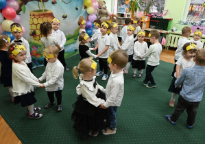 Taniec w parach przy piosence Czerwone Jabłuszko.