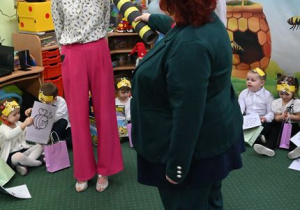 Pasowanie cioci Żanety przez Panią Dyrektor.