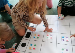 Maja i Czarek przy planszy.