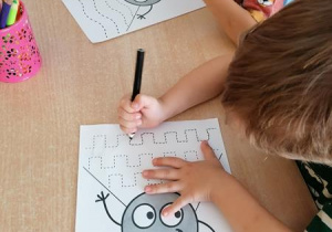 Kropki w kreatywnych fryzurach.