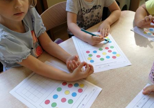 Marysia i Krysia przy pracy.