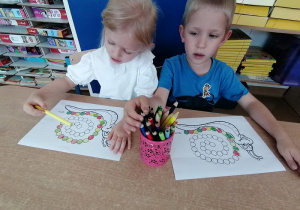 Wojtek i Eliza kolorują ślimaczka.