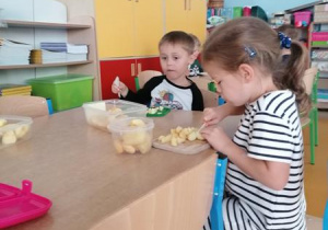 Natalka i Filip kroją jabłka.